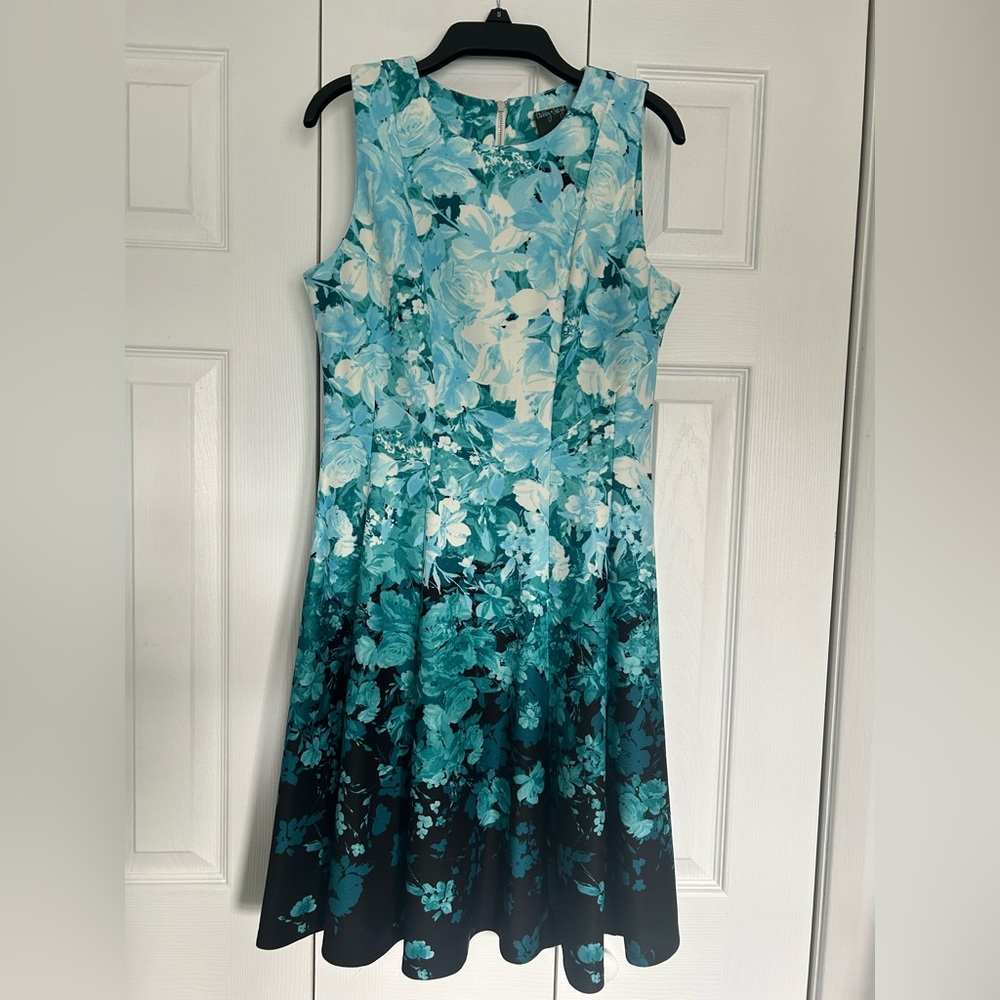 Gabby Skye, Size 6, Worn once